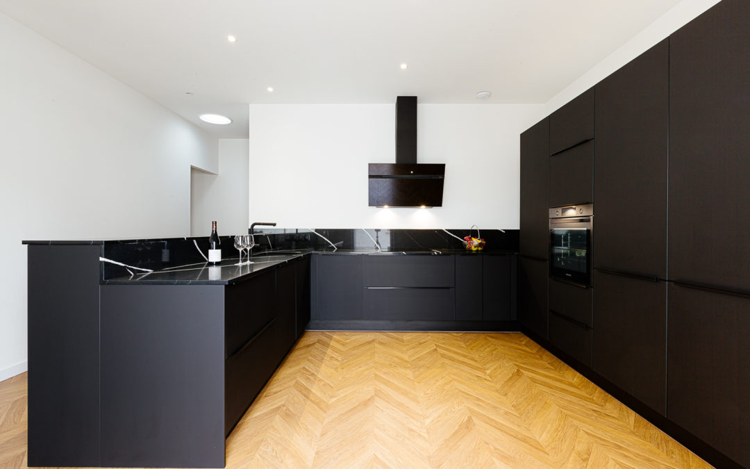 CUISINE EN U À LA ROCHELLE DANS UNE MAISON NEUVE