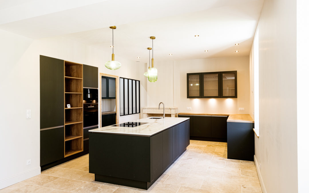 Cuisine noire, blanche ou bois ? Inspirations pour un style qui dure