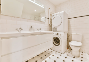 Aménager un coin buanderie dans une salle de bains