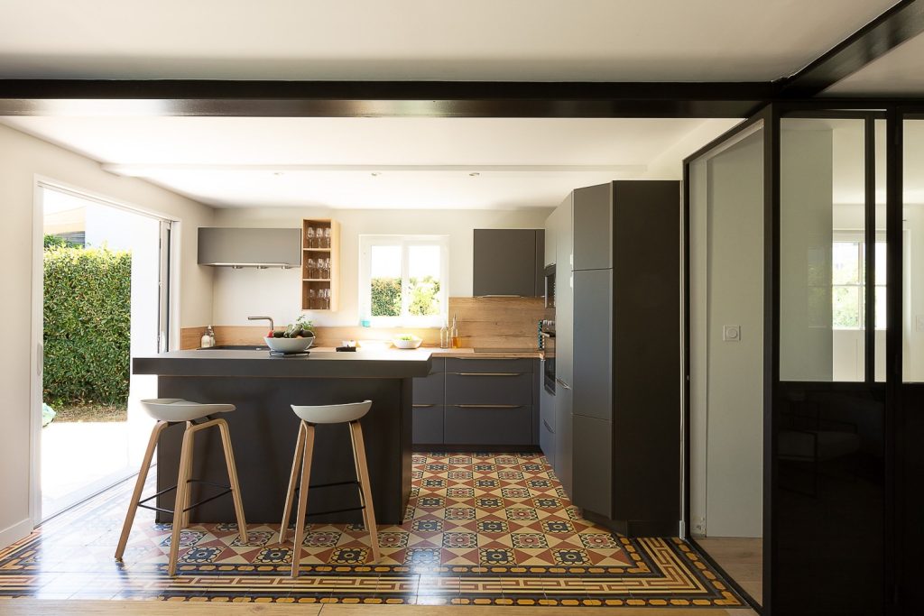 Créer une cuisine multi-usages entre espace repas, télétravail et convivialité